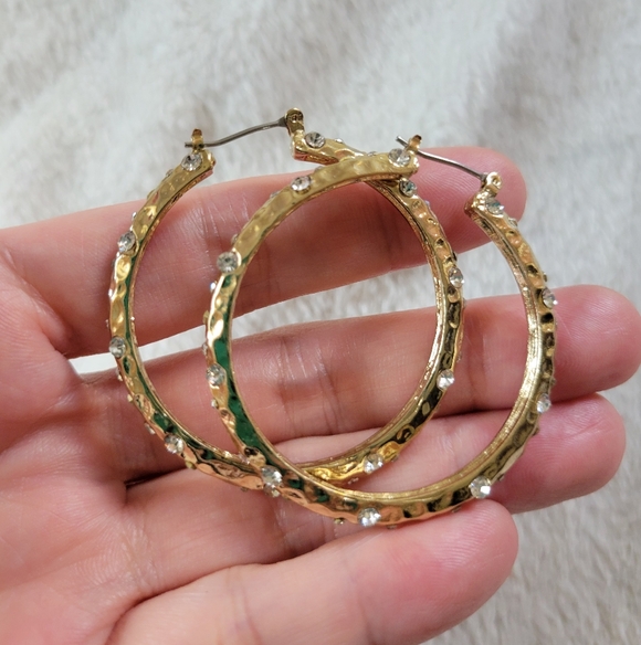 NWOT Elegant Crystal Accented Gold Tone Hammered Hoop Earrings - Picture 5 of 8